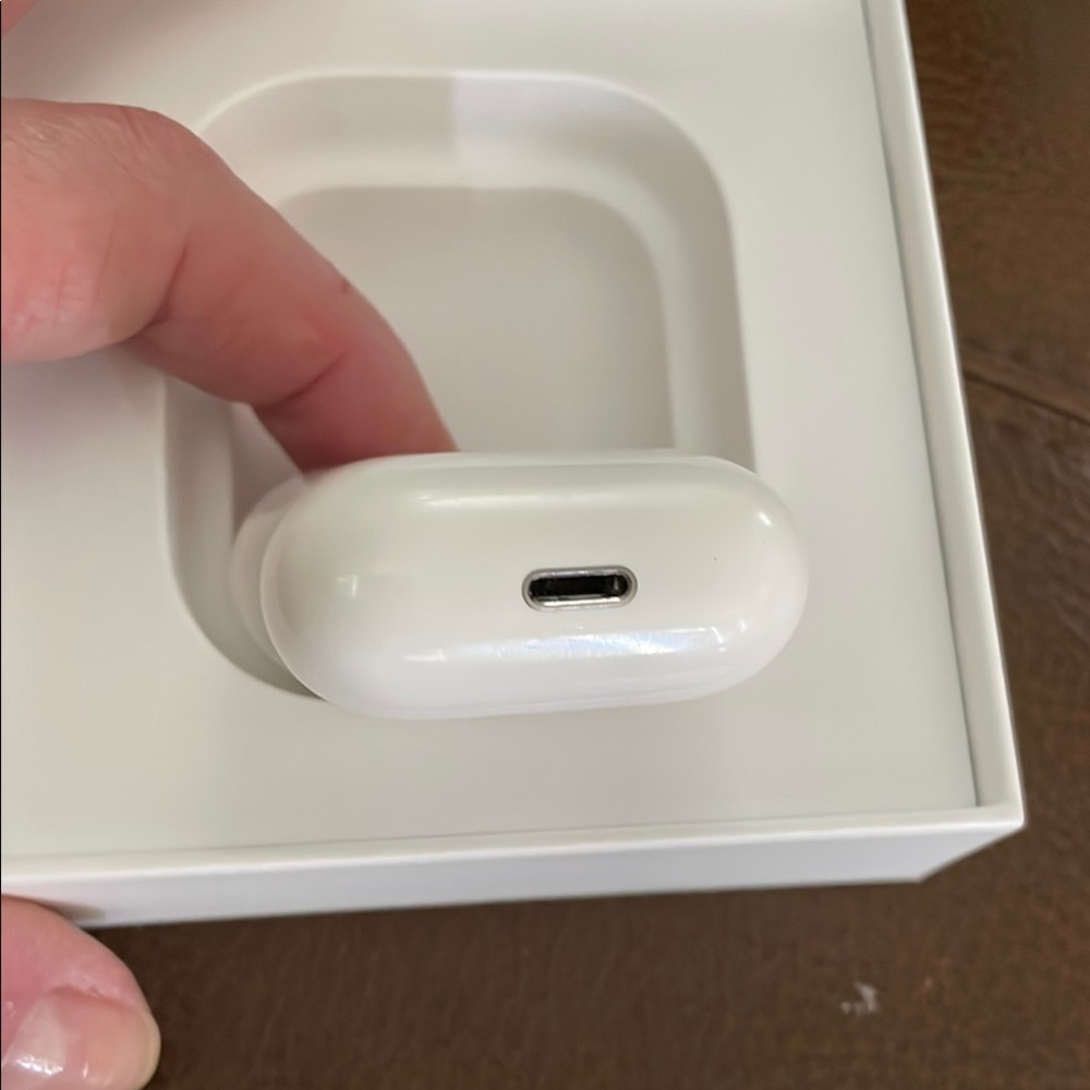 Apple AirPods Charging Case in White  Generation 1/2 Used - Picture 3 of 7